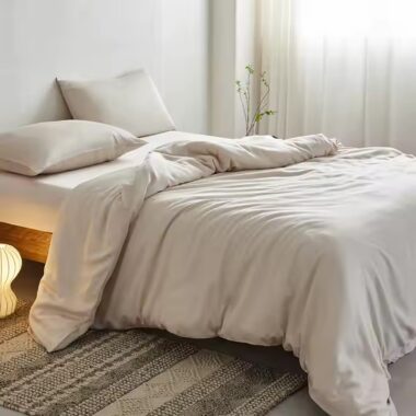 Factory direct white hotel bedding set with fitted sheet, flat sheet, and pillowcases