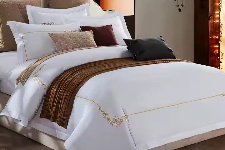 High-Quality Five-Star Hotel Bedding Set – 100% Cotton Luxury (1) Luxury 100% cotton hotel bedding set for five-star accommodations