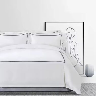 High-quality white 100% cotton hotel bedding set produced by a professional manufacturer