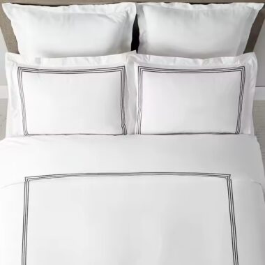 High-quality white 100% cotton hotel bedding set produced by a professional manufacturer