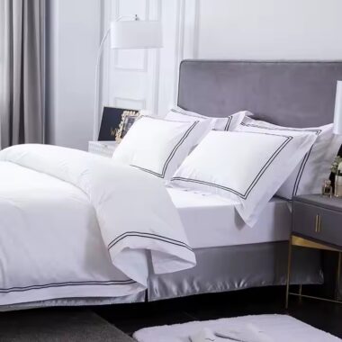 High-quality white 100% cotton hotel bedding set produced by a professional manufacturer