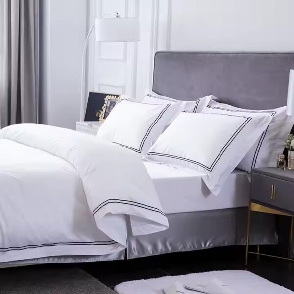 High-quality white 100% cotton hotel bedding set produced by a professional manufacturer