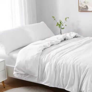 High-quality white 100% cotton hotel bedding set produced by a professional manufacturer