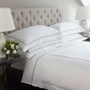 High-quality white 100% cotton hotel bedding set produced by a professional manufacturer