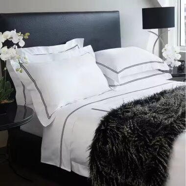 High-quality white 100% cotton hotel bedding set produced by a professional manufacturer