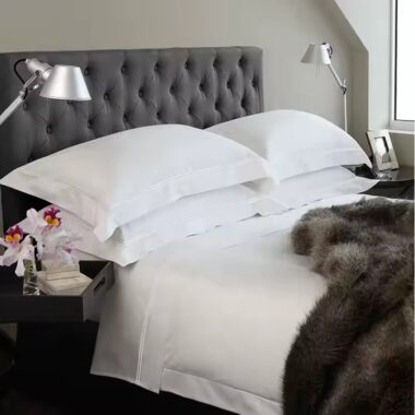 High-quality white 100% cotton hotel bedding set produced by a professional manufacturer