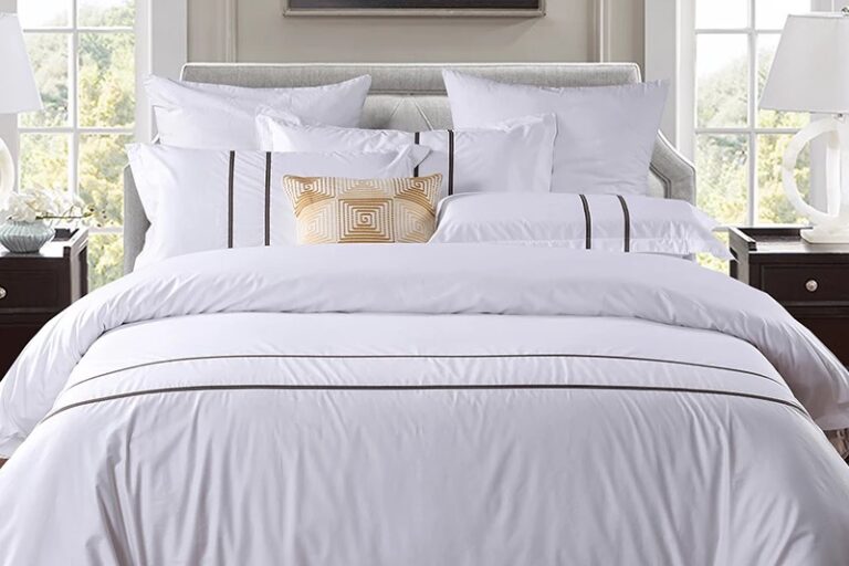 Luxury 100% Cotton Hotel Bedding Set – Soft & Clean White Design (1) Luxury 100% cotton hotel bedding set on a modern hotel bed in white