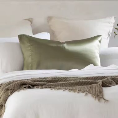 High-quality soft hotel linen pillow and pillowcase set with a modern design