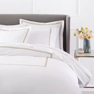 Luxury 100% cotton embroidered hotel bedding set with down filling for high-end hospitality