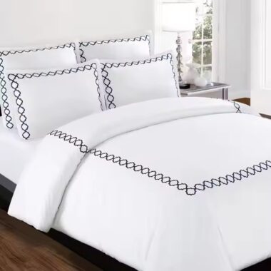 Luxury 100% cotton embroidered hotel bedding set with down filling for high-end hospitality