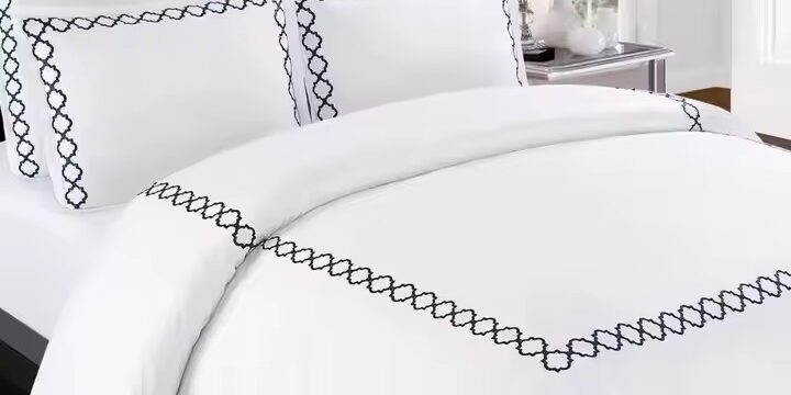 Luxury 100% cotton embroidered hotel bedding set with down filling for high-end hospitality