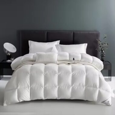 Modern breathable winter luxury hotel duvet in pure white